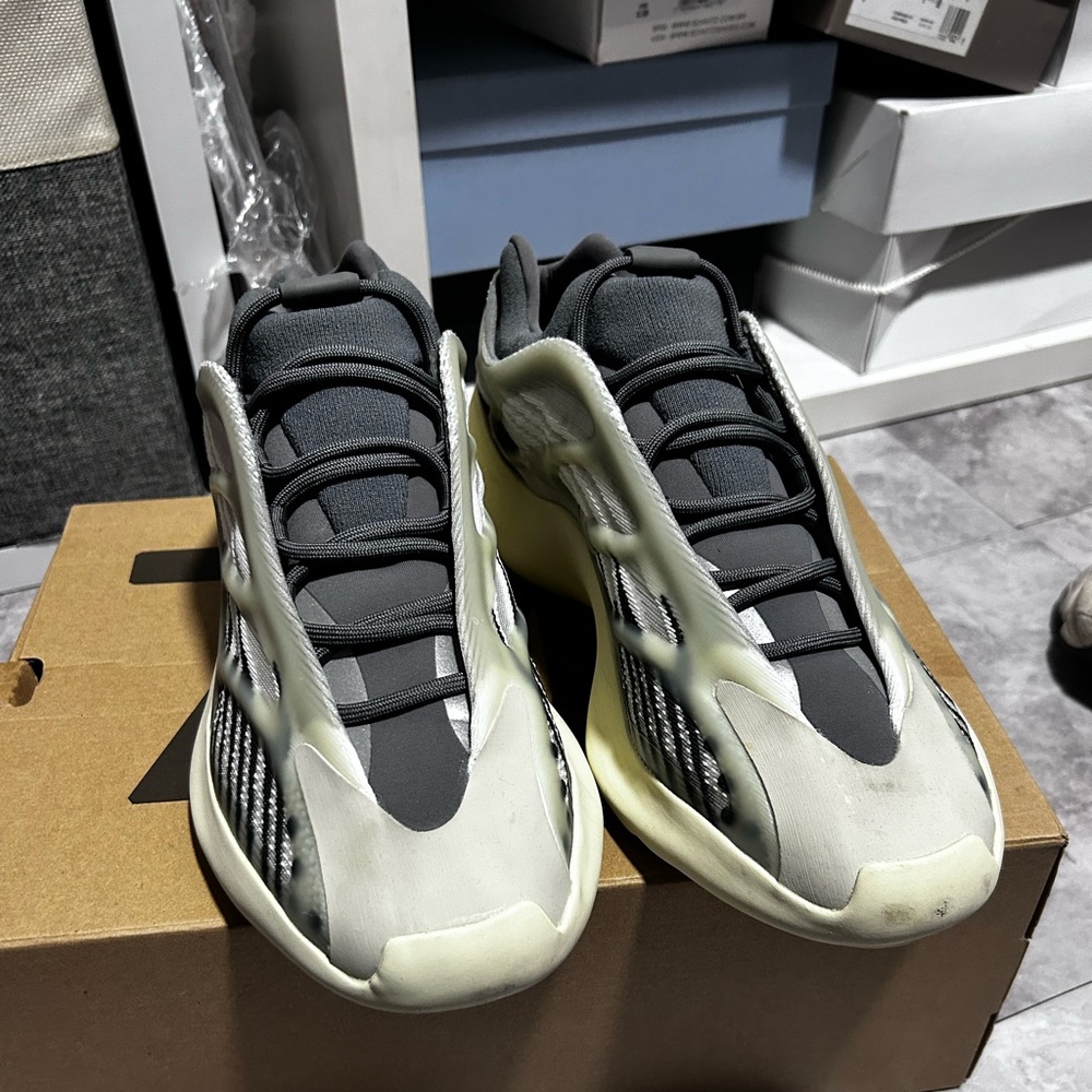 Yeezy 700 v3 - Picture 3 of 5